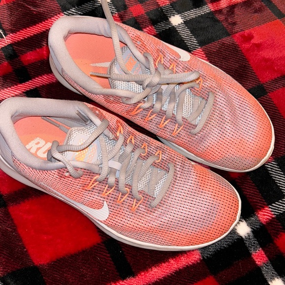 Size 8 Nike Tennis Shoes/sneakers. - Picture 1 of 3